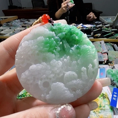 翡翠未镶嵌颈饰一个