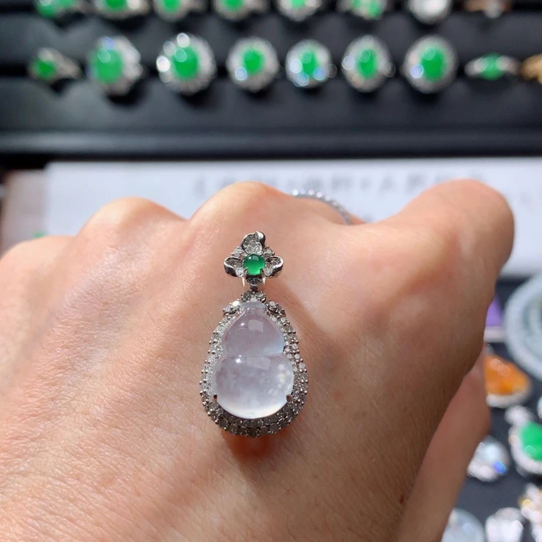 颈饰18K金镶嵌翡翠