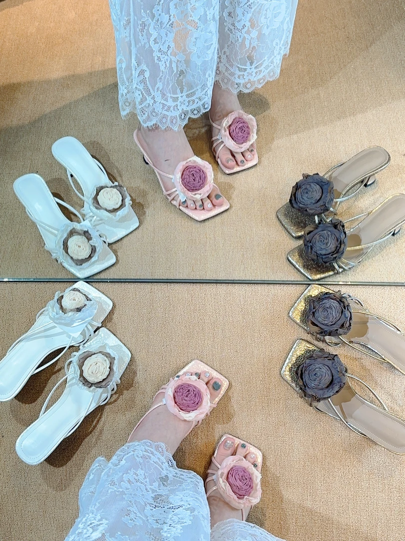 2025夏季新款方头法式干枯玫瑰花朵露趾高跟凉鞋一字露趾细跟凉