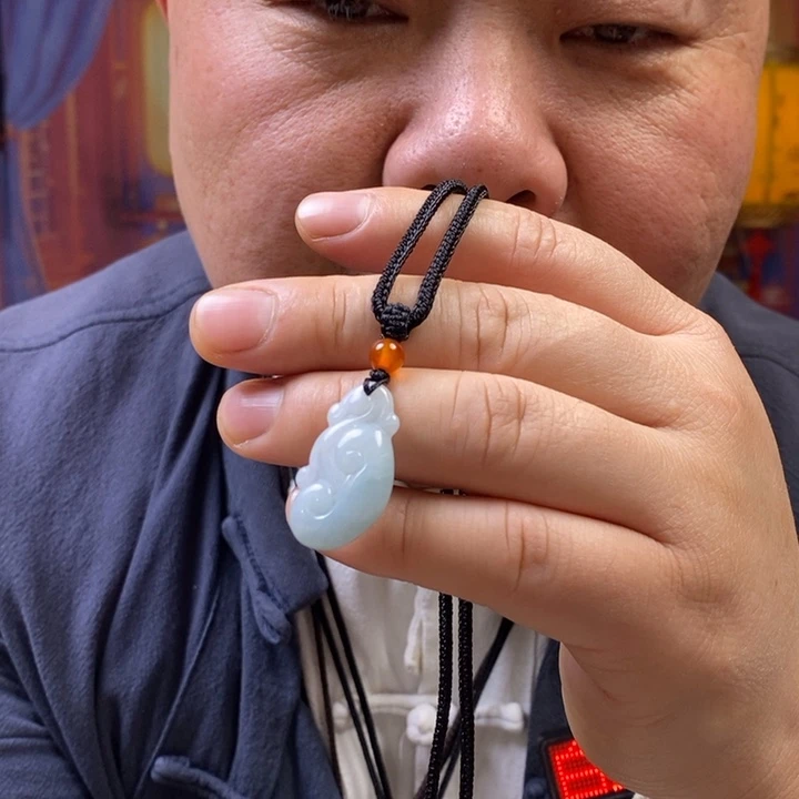 翡翠未镶嵌颈饰如意