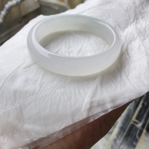 石英质玉手镯未镶嵌?