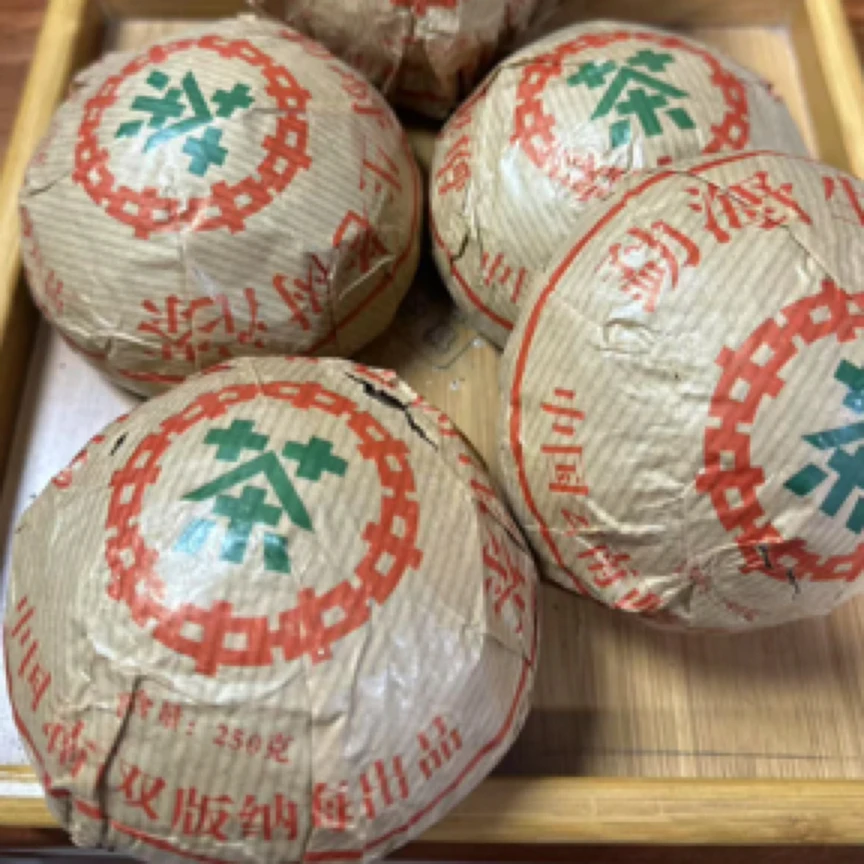 98年代 油光纸的销台野生老熟沱 广东纯干仓樟香味浓郁，红浓陈醇