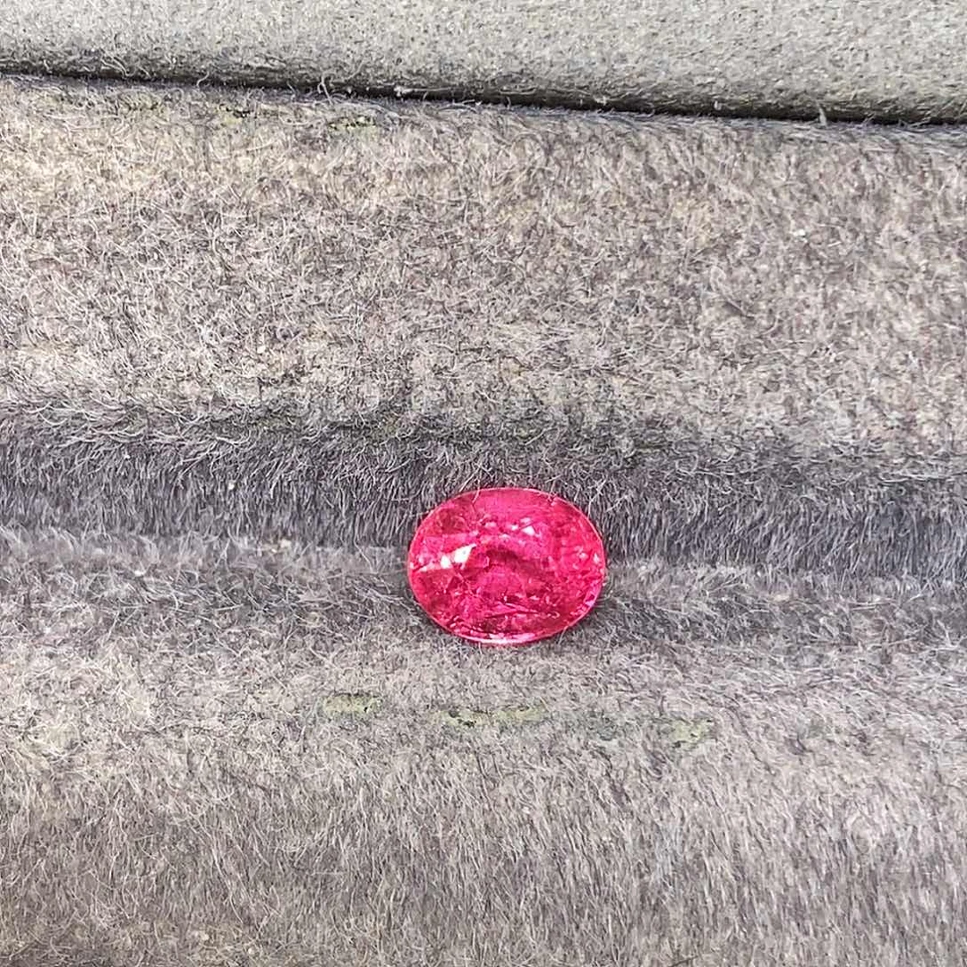 尖晶石裸石1.24克拉天然玻璃体满火彩满荧光热粉色马亨盖