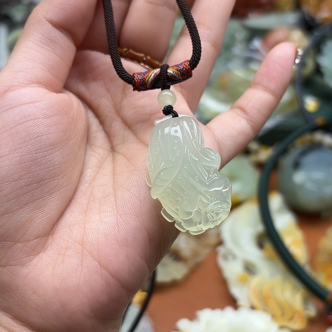 蛇纹石玉未镶嵌颈饰