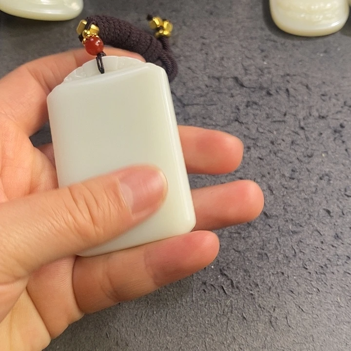 努***斗和田玉未镶嵌颈饰