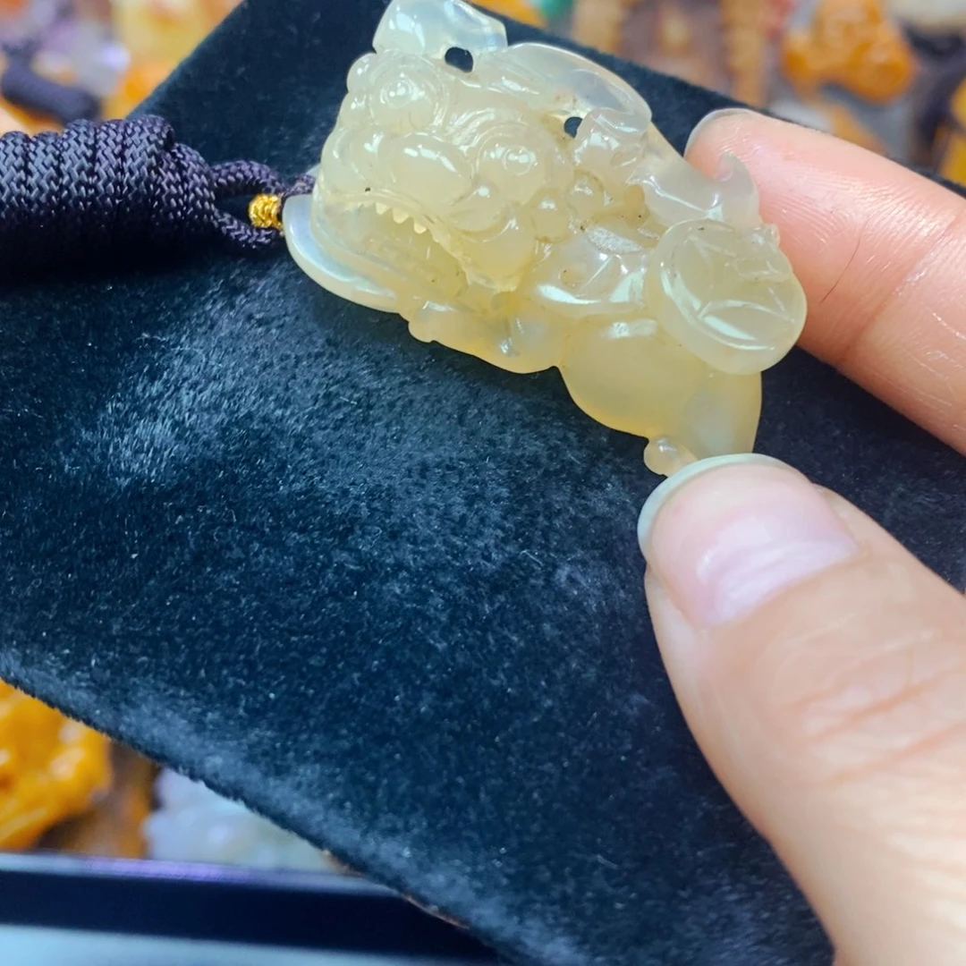 未镶嵌石英质玉（黄龙玉）颈饰