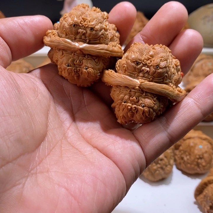 初***雯把件文玩核桃纯手工雕刻文玩核桃