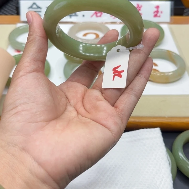 未镶嵌手镯石英质玉咕*