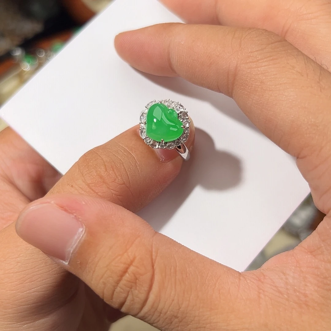 翡翠18K金镶嵌戒指冰丝阳甜果绿饱满爱心戒指两用（10.7*9.7*4.5）