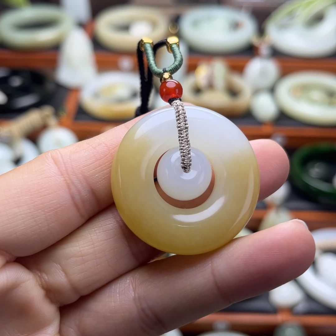 和田玉（糖玉）未镶嵌颈饰且末子母扣