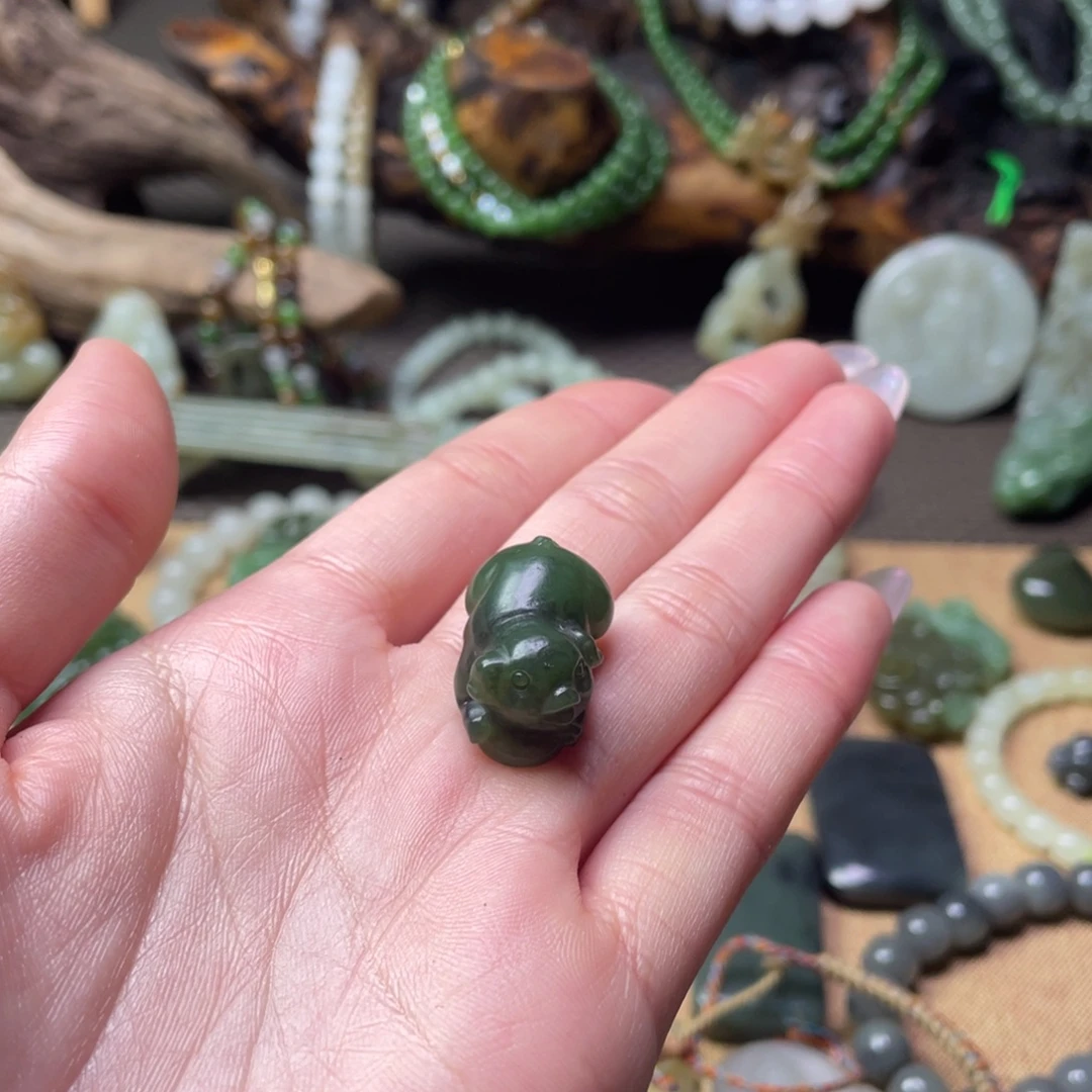 和田玉未镶嵌颈饰碧玉小猪