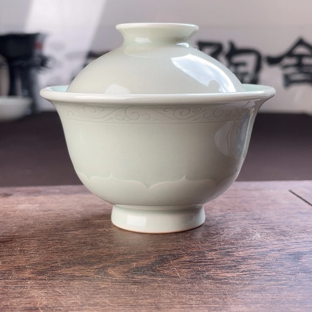 青釉刻花纹饰压手盖碗