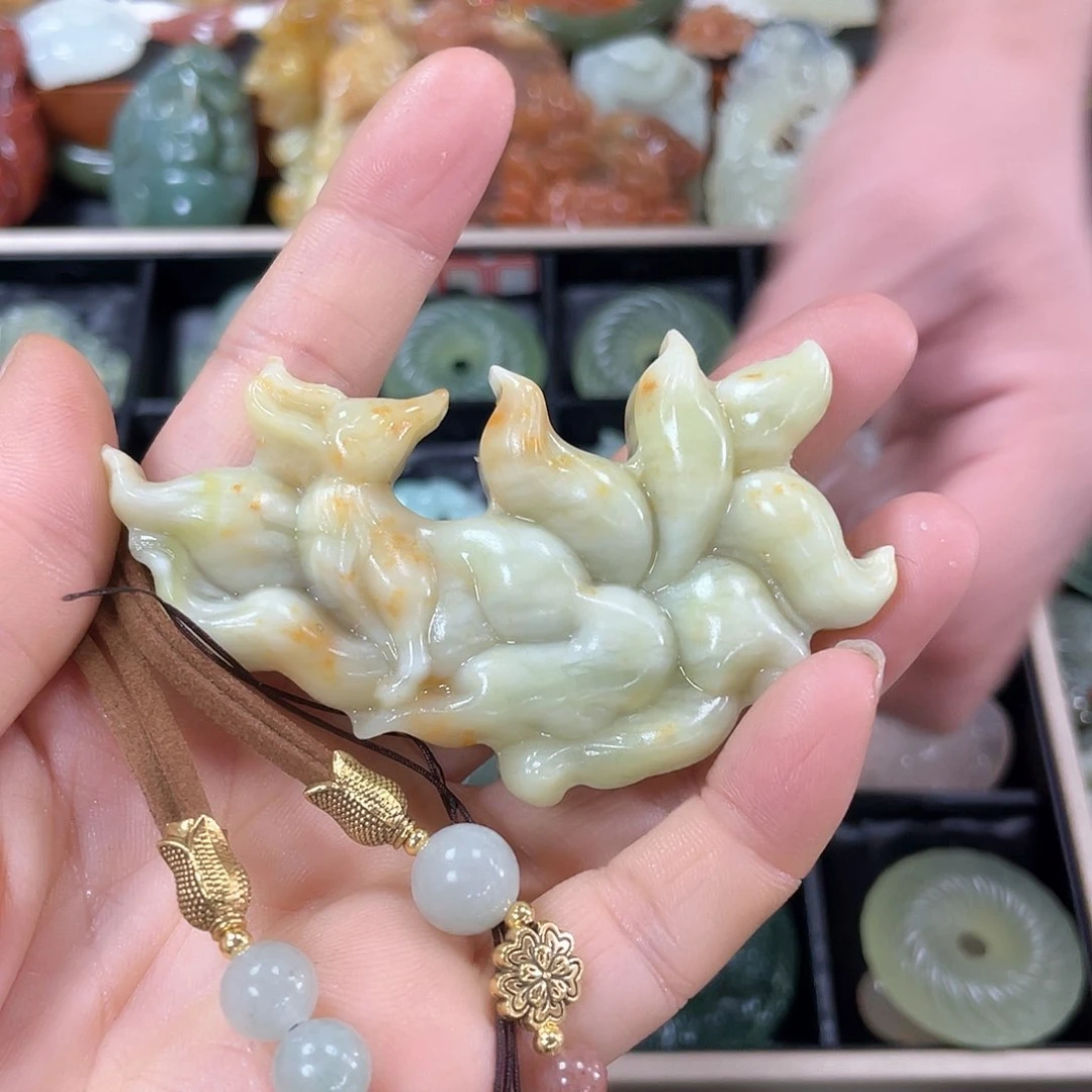 蛇纹石玉颈饰合金