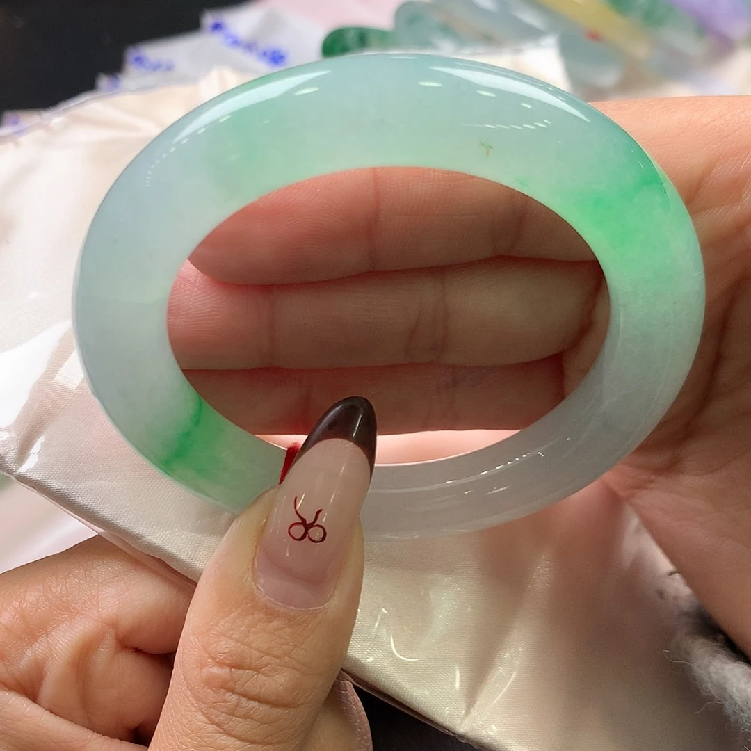 翡翠未镶嵌手镯（圆镯）35号冰种阳绿对标二开品质！