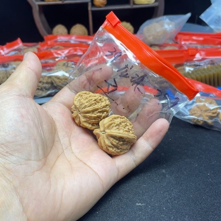 文玩核桃把件立龙珠