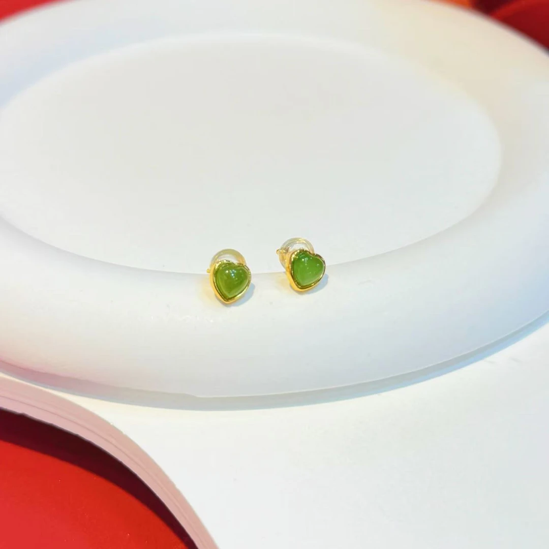 【红娘子】S925银光面镶嵌6mm碧玉爱心耳针HNZ9511