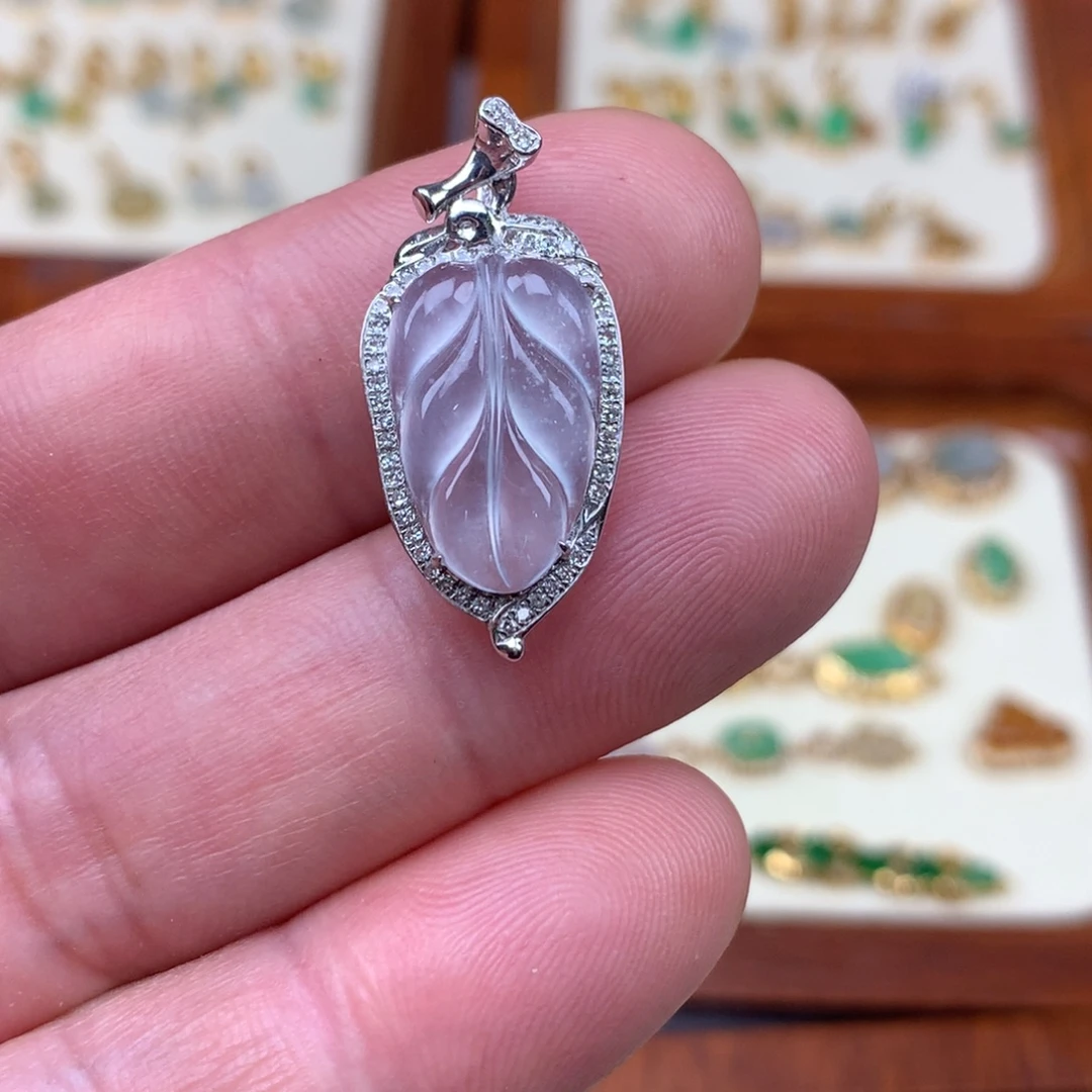 翡翠18K金镶嵌颈饰叶子