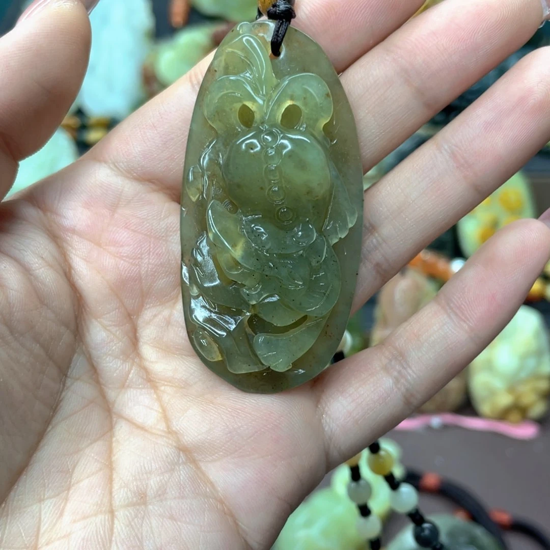 蛇纹石玉颈饰未镶嵌