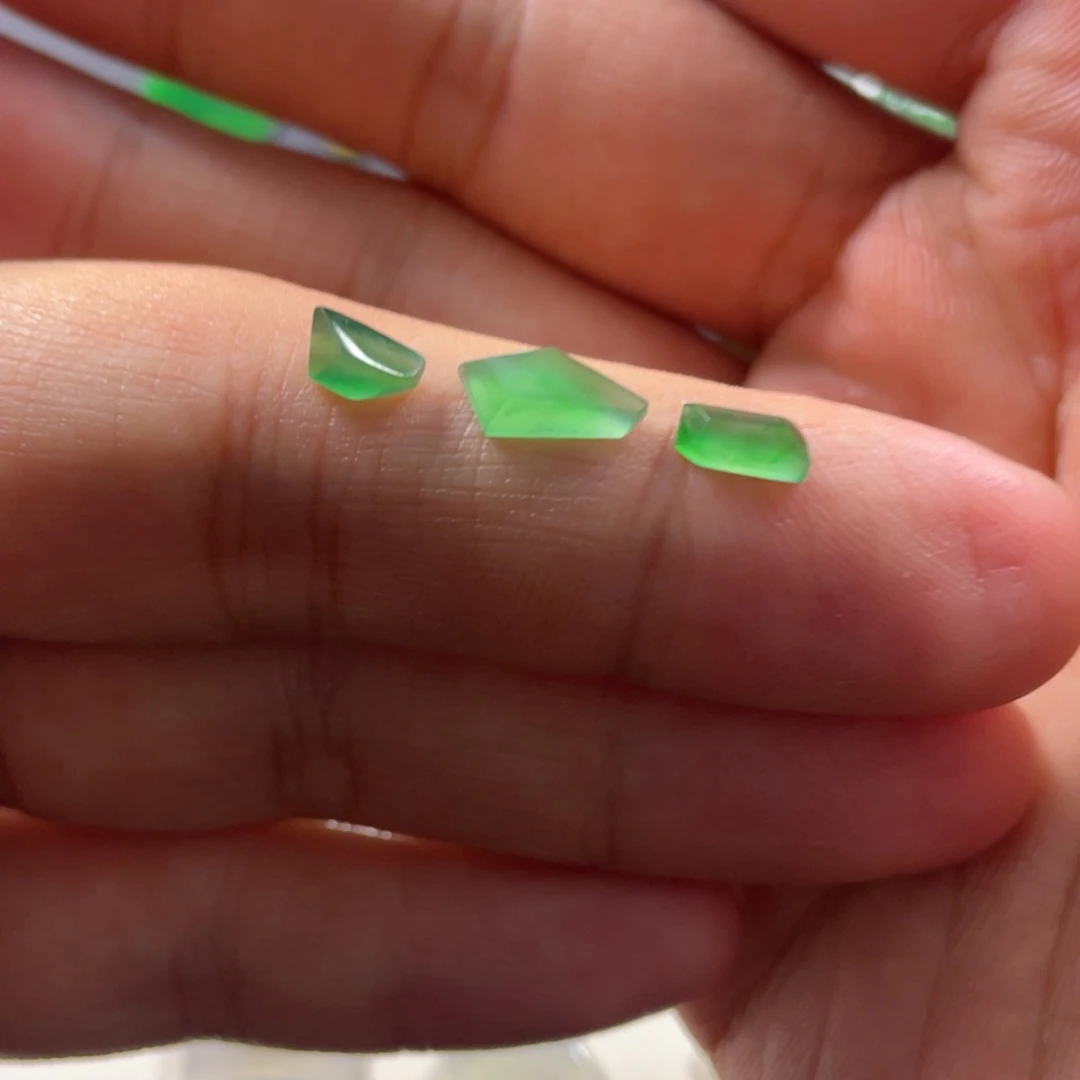 翡翠挂件未镶嵌翡翠