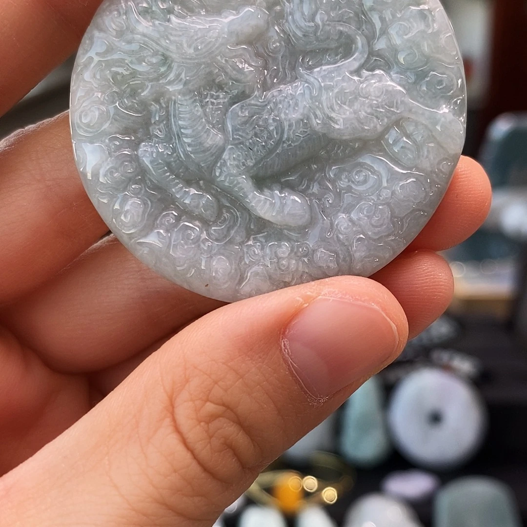 翡翠未镶嵌颈饰麒麟