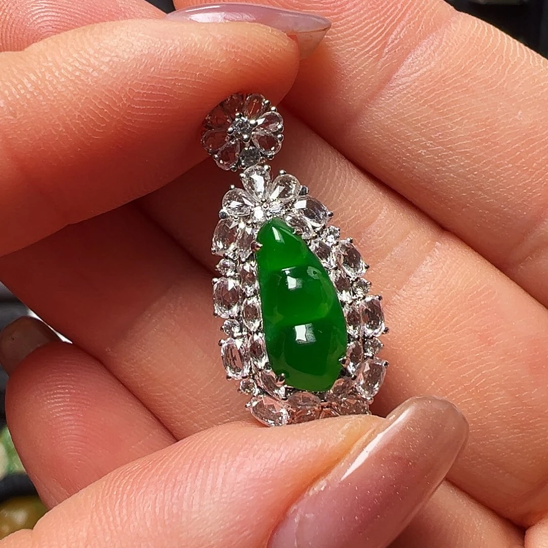 翡翠18K金镶嵌颈饰吊坠