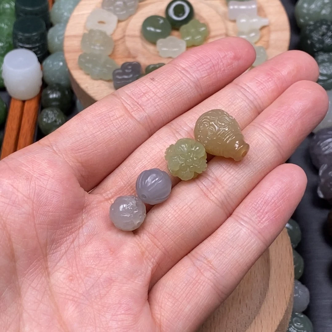 小***毛和田玉未镶嵌颈饰