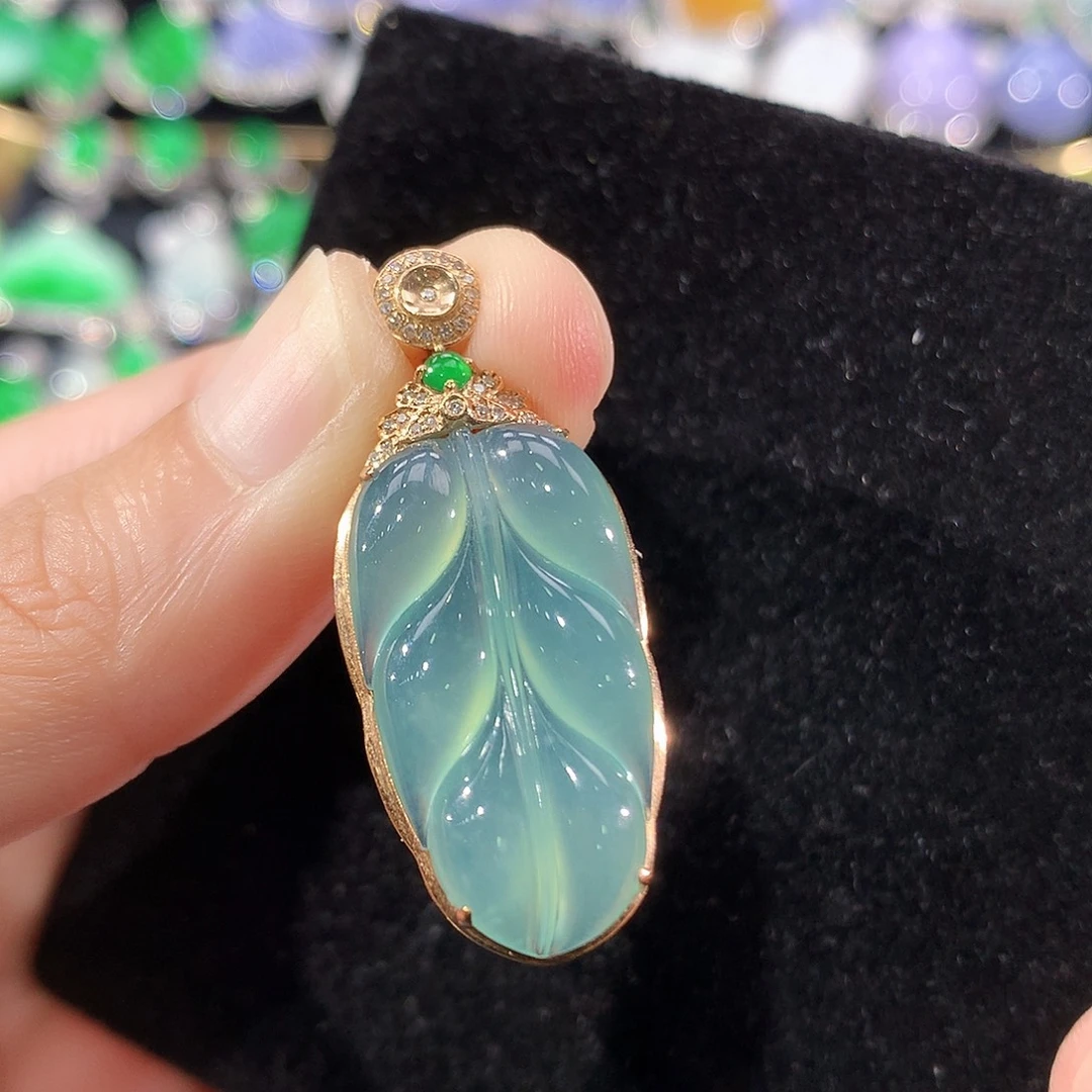 翡翠18K金镶嵌颈饰