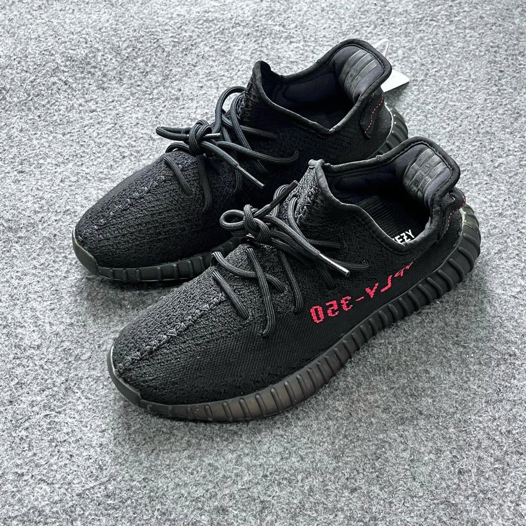 95新 MM6 Yeezy350黑红字 42.5码 A2406 鞋