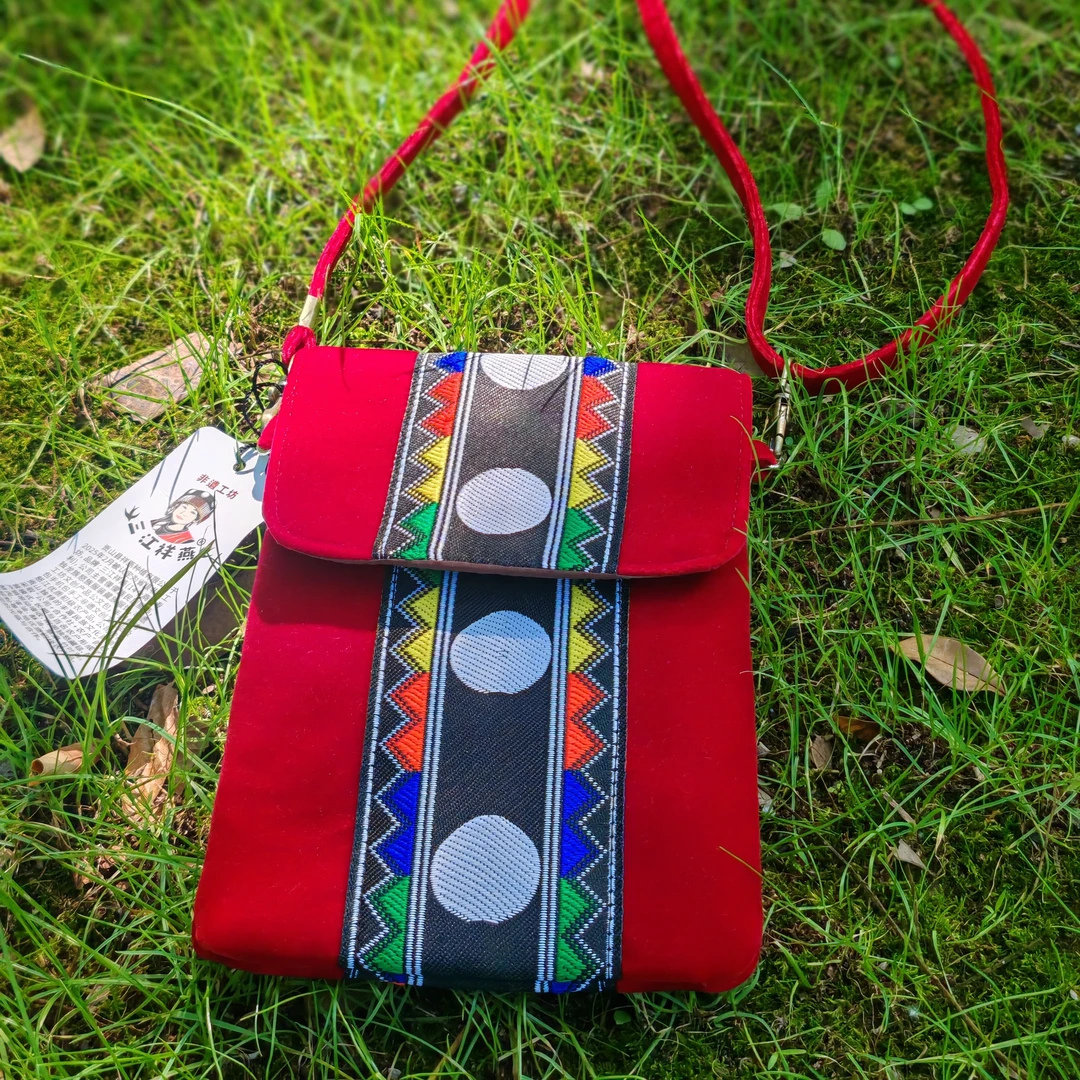 云南民族风民族服饰配件时尚斜挎手机链包（三江祥燕非遗工坊）