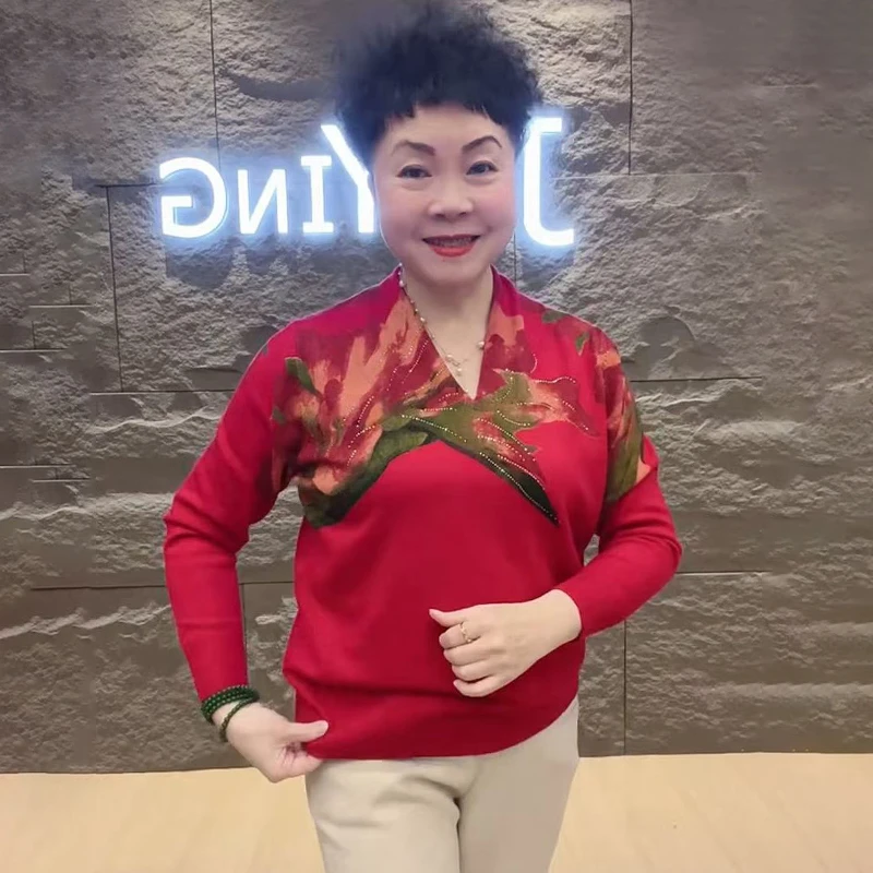 时尚妈妈装V领烫钻衫女秋冬新款高端长袖上衣洋气宽松针织衫毛衣