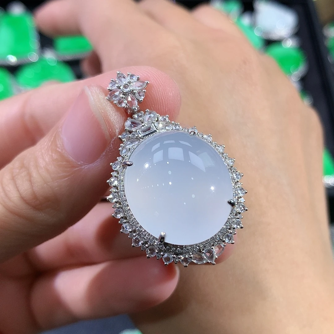 翡翠18K金镶嵌颈饰