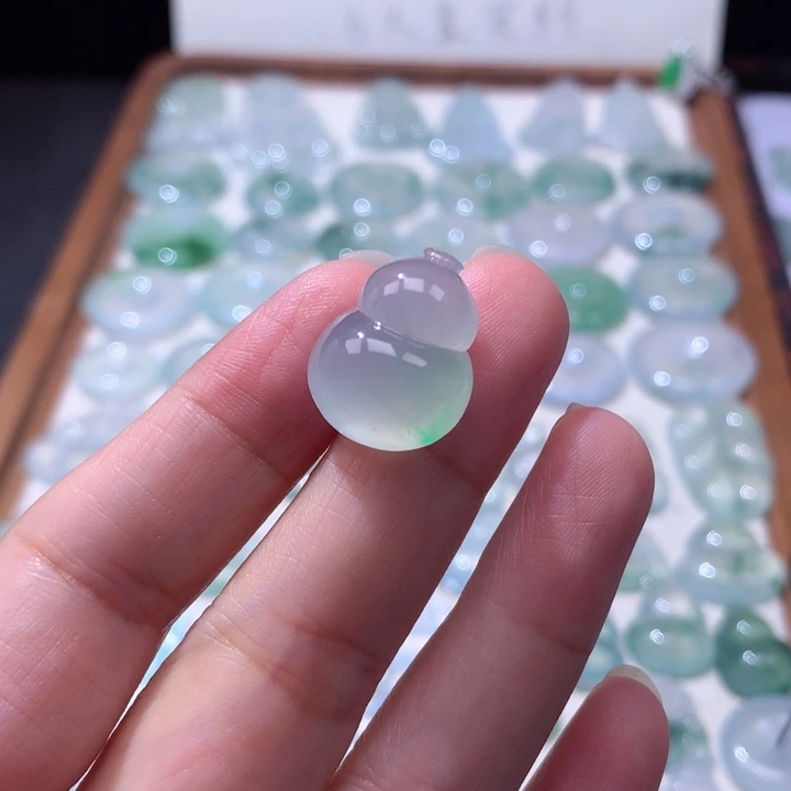 颈饰未镶嵌翡翠冰种飘阳绿葫芦