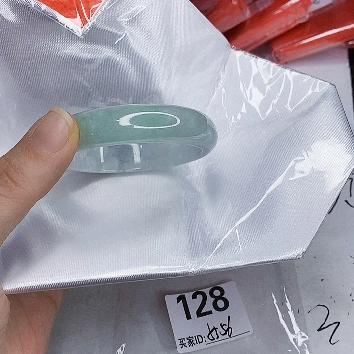 翡翠未镶嵌手镯一图一物实物为准（微瑕处理）