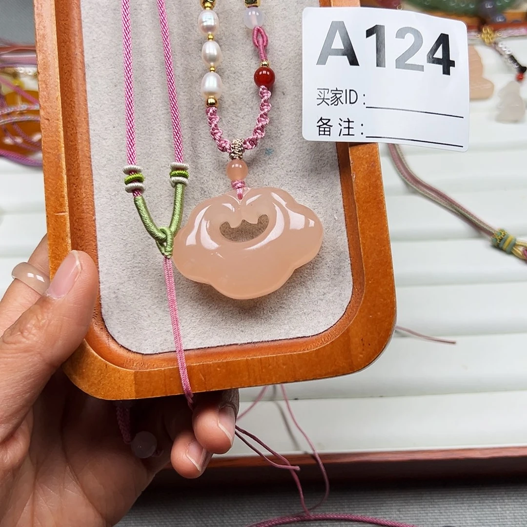 宇***妈石英质玉合金颈饰