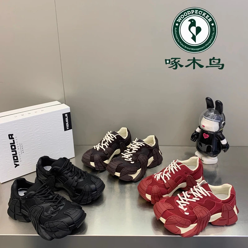 啄木鸟圆头透气网面八爪鱼老爹鞋女红色休闲运动鞋假日风机能潮鞋