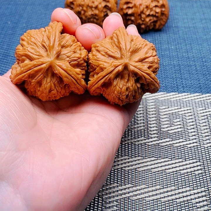 晋***忠文玩核桃吊坠三棱