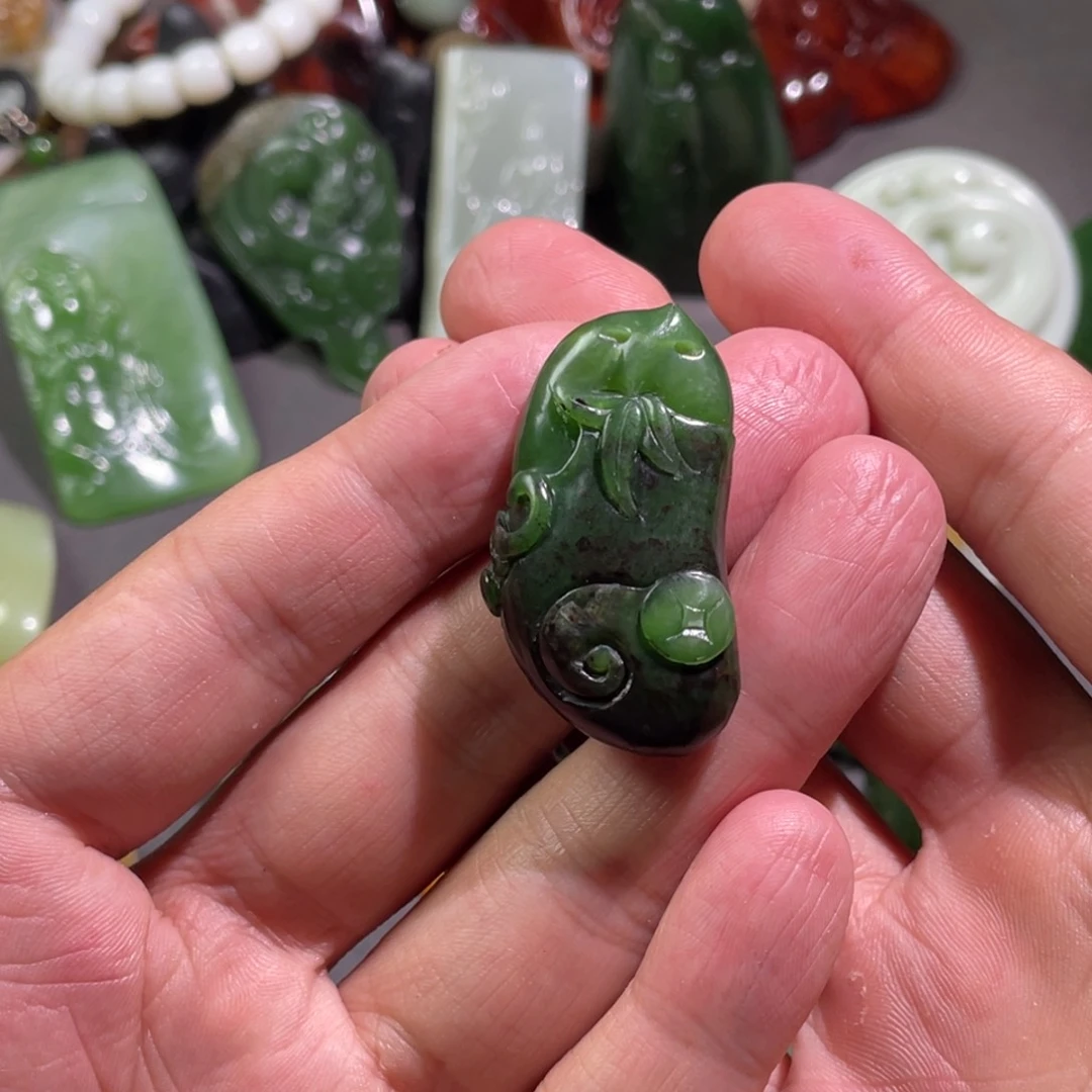 和田玉未镶嵌颈饰马**燕