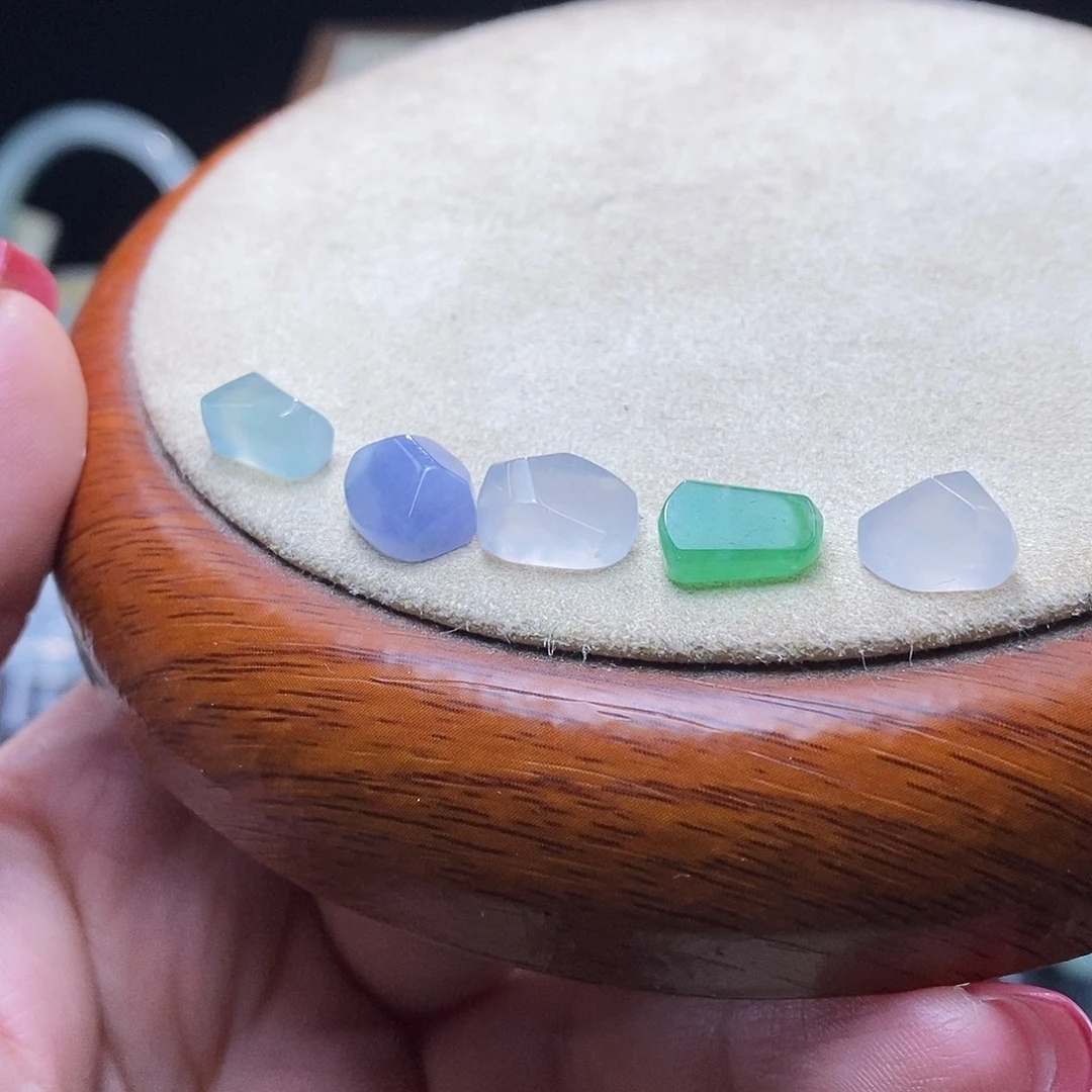 翡翠未镶嵌颈饰随形一手