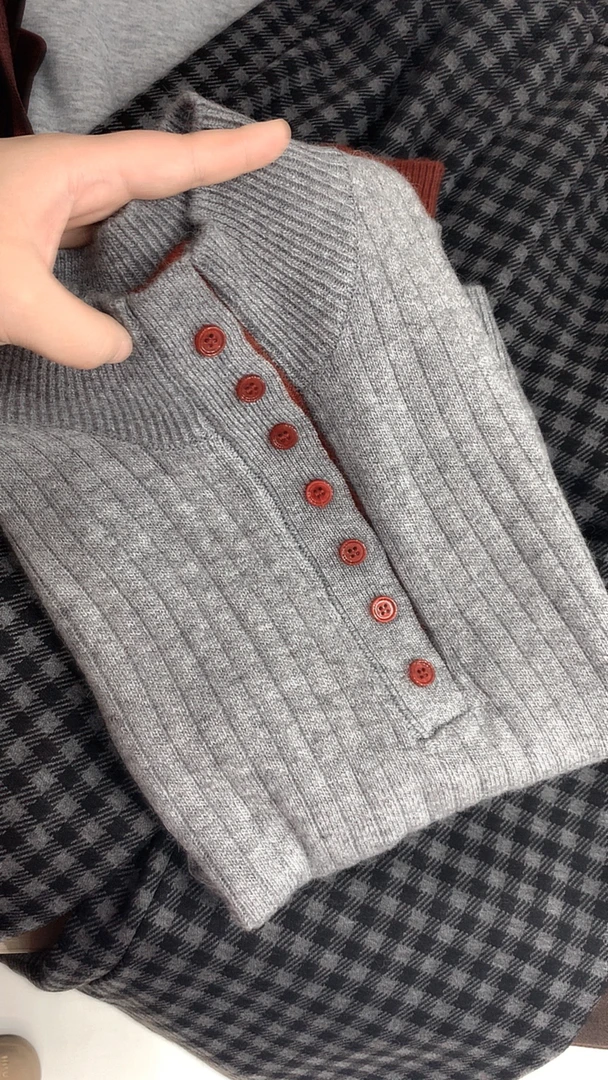 宝衣家 气质灰半领小红扣毛衣