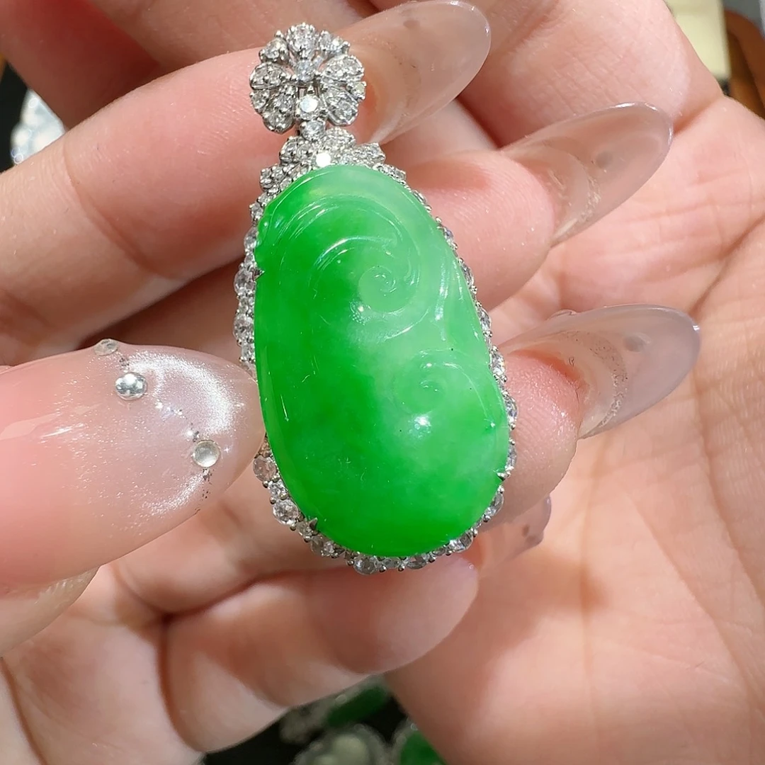 【闪购商品】颈饰18K金镶嵌翡翠