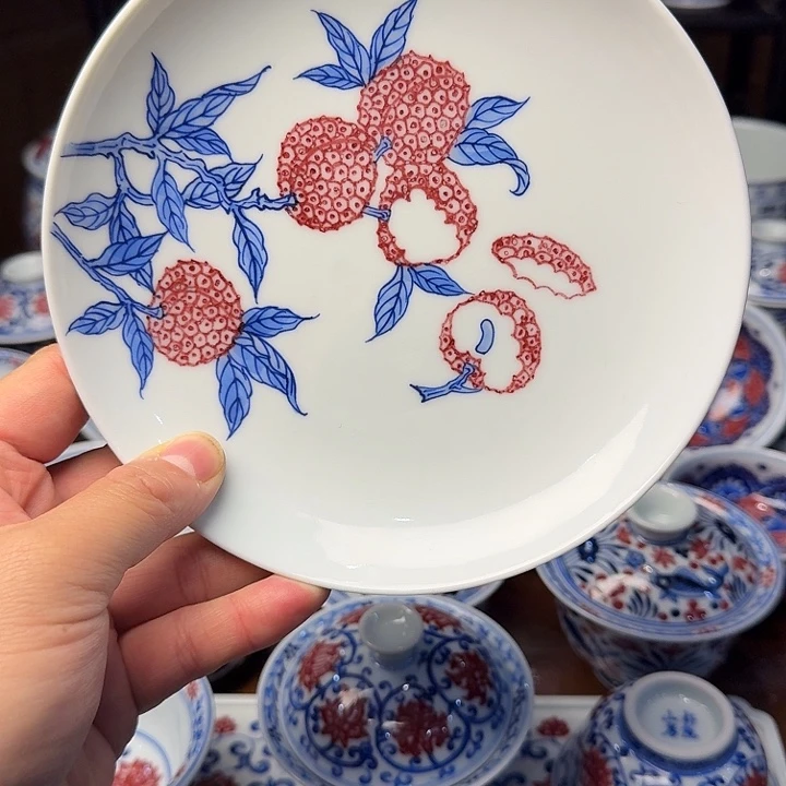 青花釉里红壶承荔枝底部缩釉