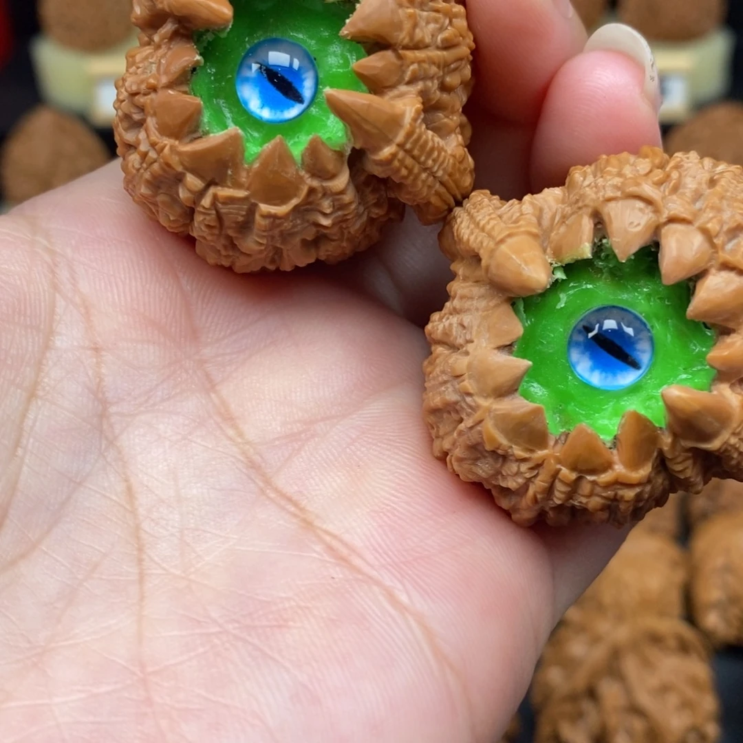 文玩核桃吊坠恶魔之眼白狮子