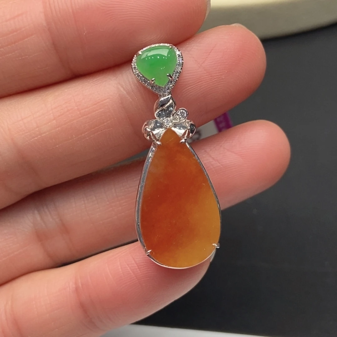 翡翠18K金镶嵌颈饰