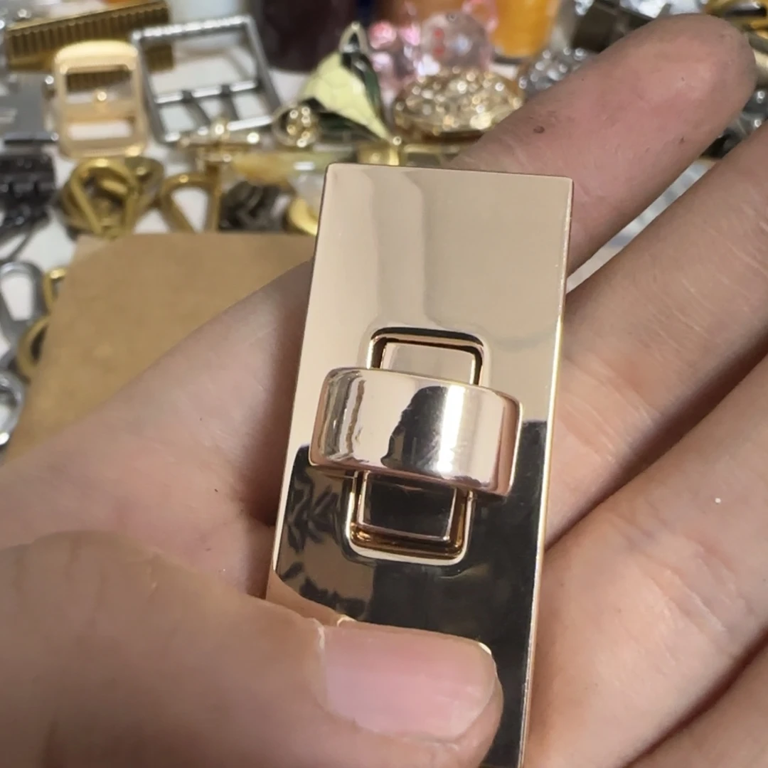 金色扭锁15元2个.