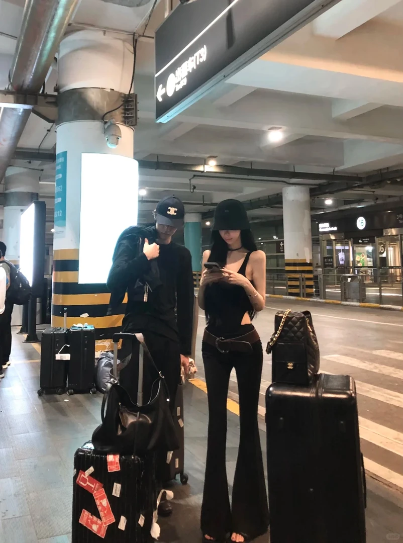 性感辣妹气质修身吊带连体上衣女2025夏季新款显瘦休闲裤两件套装