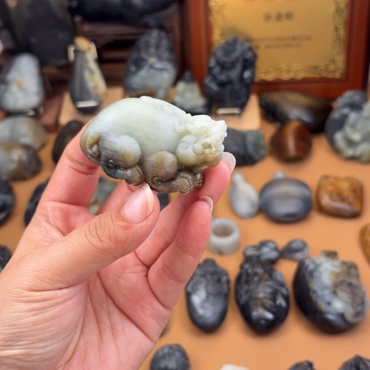 D***哥和田玉未镶嵌颈饰