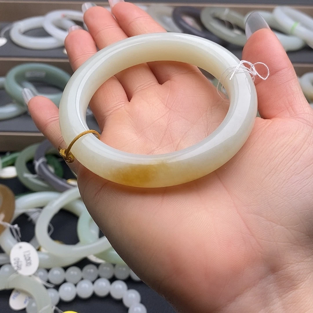 和田玉未镶嵌手镯