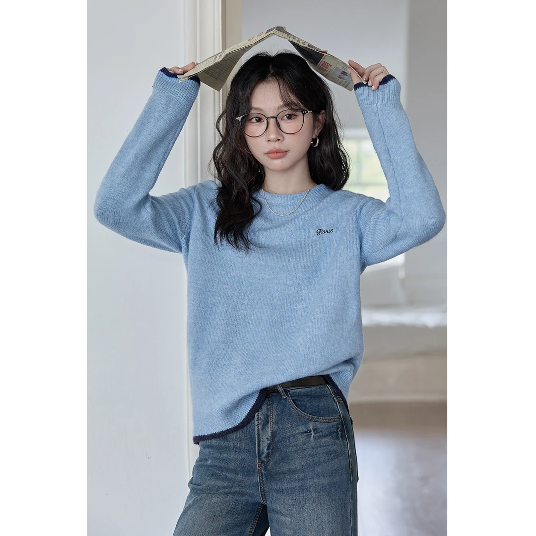 GUIER/桂儿 蓝色针织毛衣女2025秋冬宽松百搭减龄圆领上衣SS28650