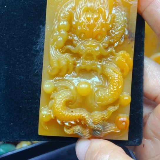 石英质玉(黄龙玉)未镶嵌颈饰