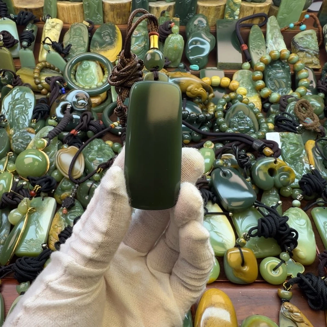 小***轻岫岩河磨玉（透闪石质玉）未镶嵌颈饰